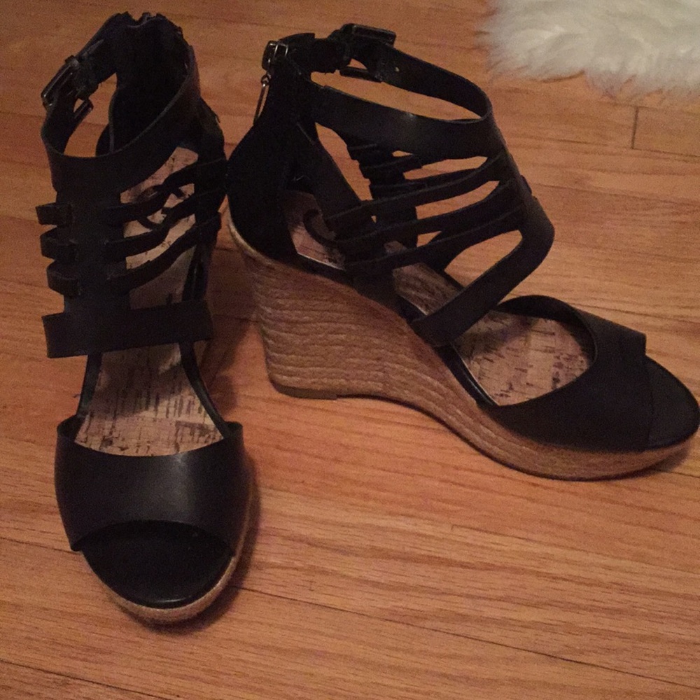 Beautiful like new Guess wedges!✨